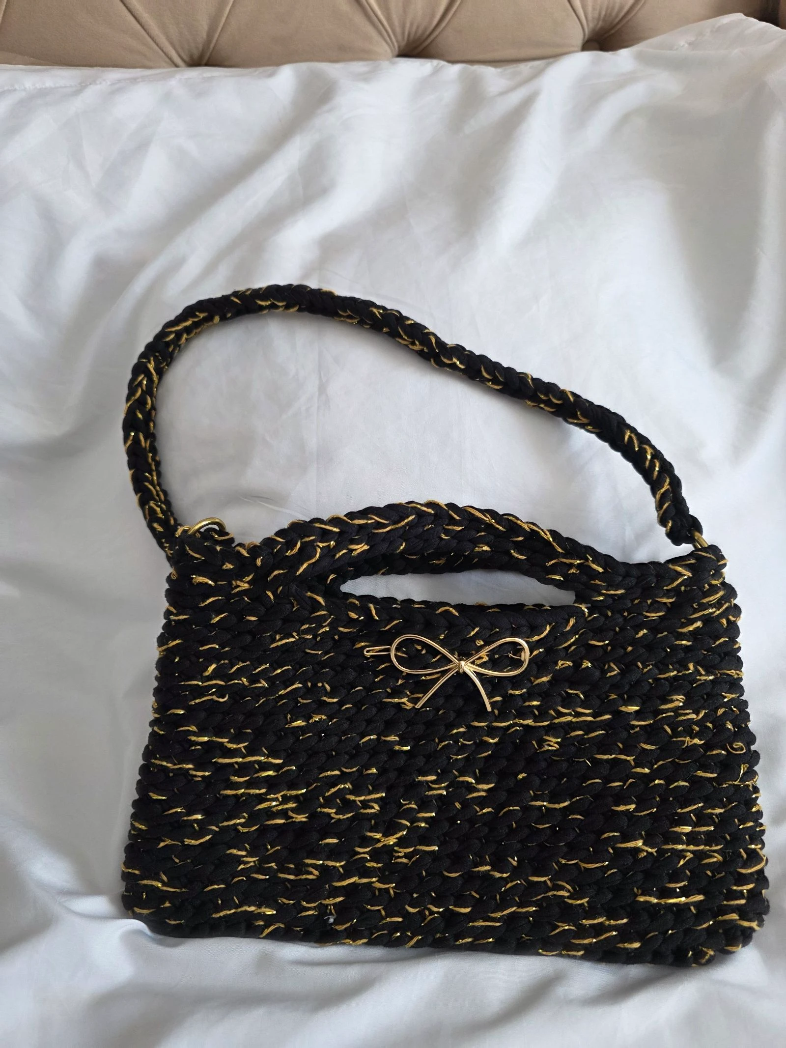 Sac à main au crochet noir et doré
